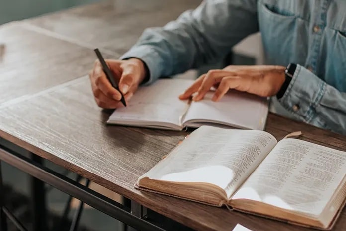 Descubra o que é Teologia e veja como fazer este curso